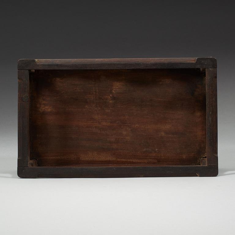 Opiumbricka, trä med inläggningar i pärlemor. Qingdynastin, 1800-tal.
