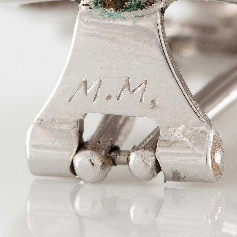 A pair of earrings in 18K gold set with round brilliant-cut diamonds.