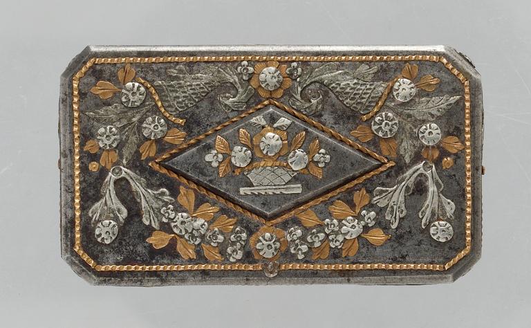 A RUSSIAN 19TH CENTURY STEEL AND COPPER SNUFF-BOX.