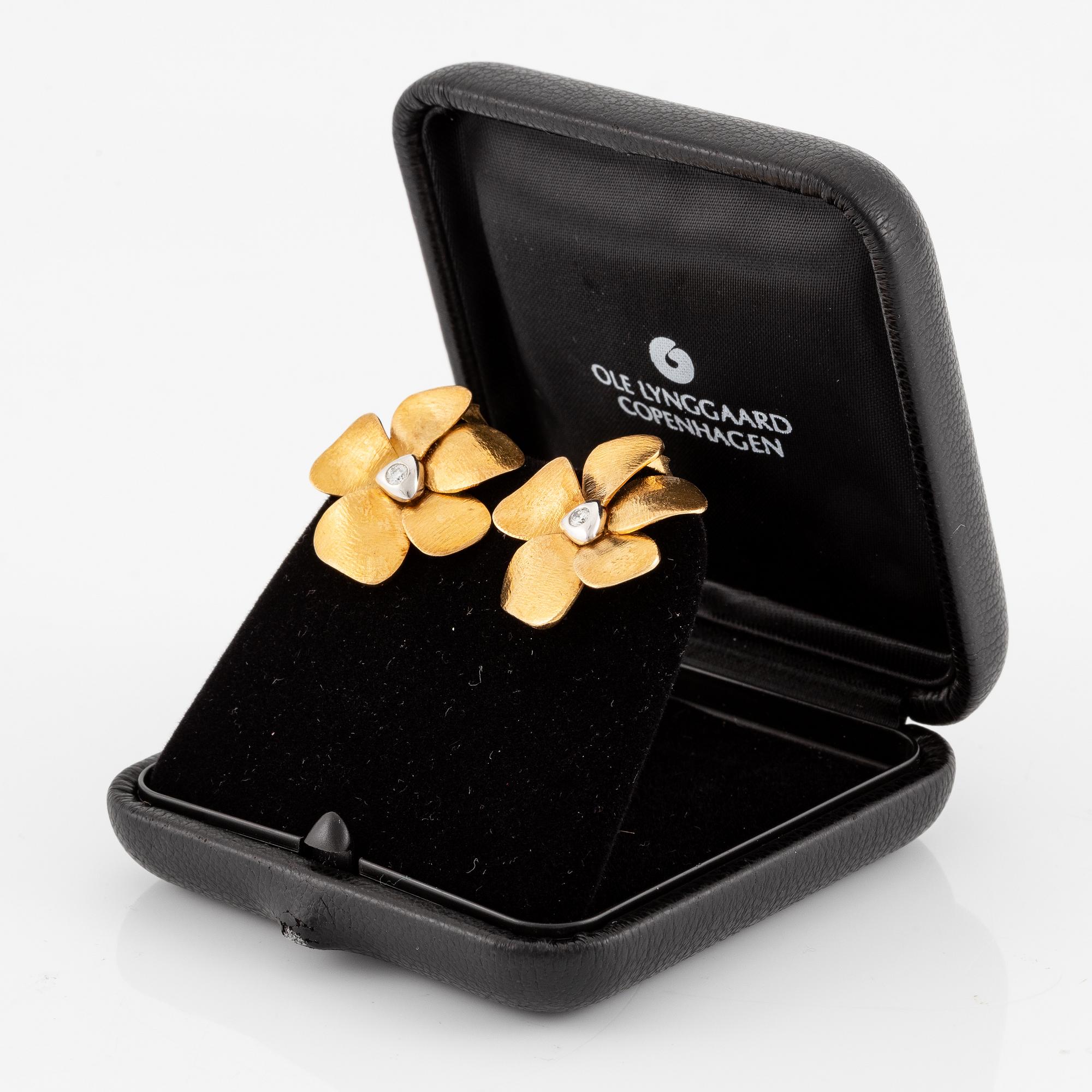 A pair of earrings in the form of flowers in 18K gold with round brilliant-cut diamonds by Ole Lynggaard.