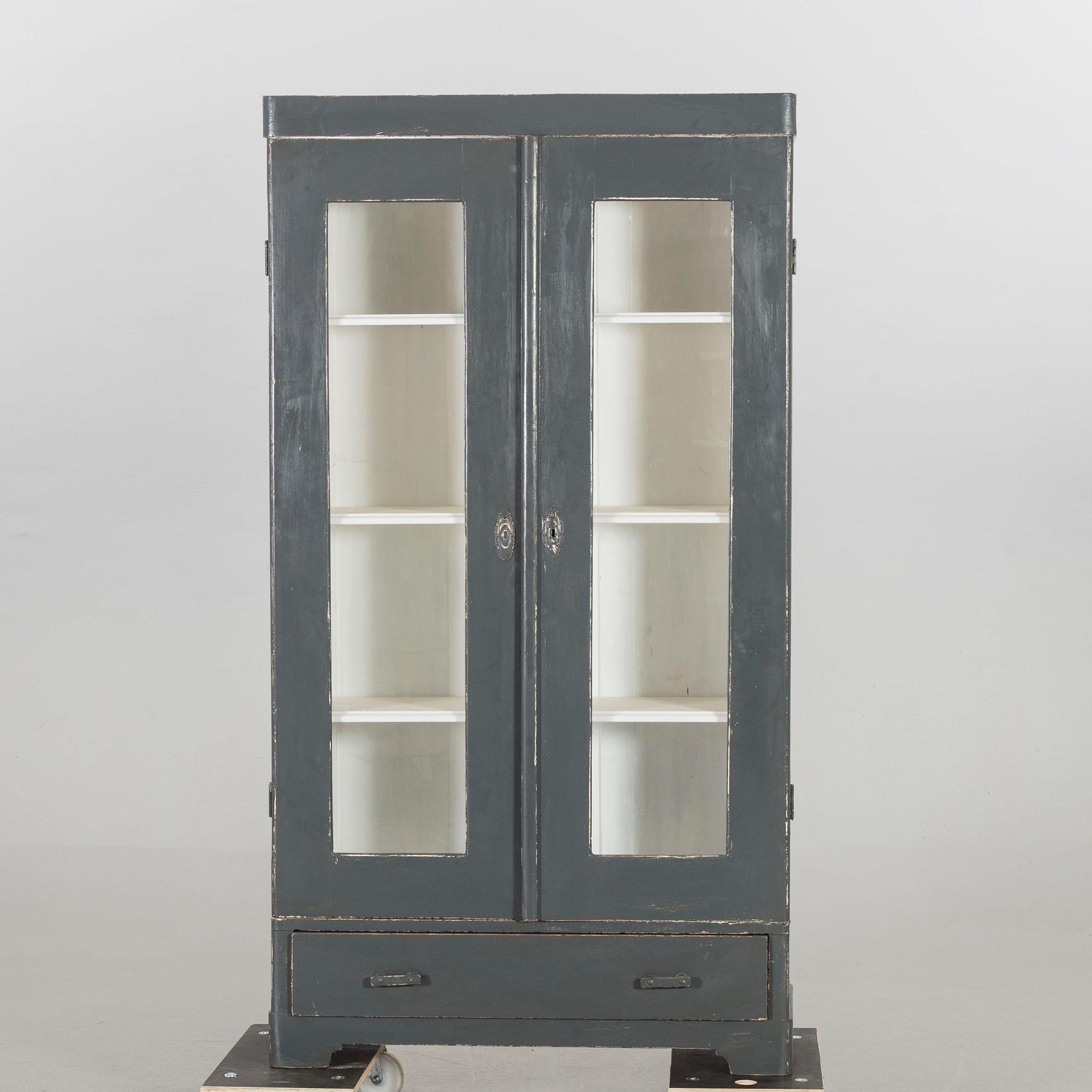 A CUPBOARD, FIRST HALF OF 20TH CENTURY,