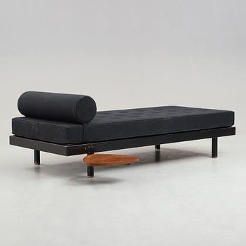 JEAN PROUVÉ & CHARLOTTE PERRIAND, dagbädd med sidobord, "Scal No 450" "Antony", Frankrike, ca 1954.