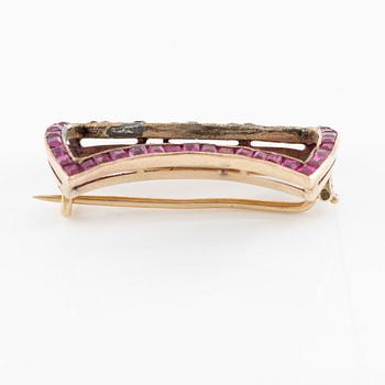 Två broscher 18K guld med pärlor och rosa stenar.