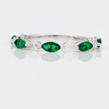 RING, smaragder totalt ca 0,70 ct, diamanter totalt ca 0,30 ct.