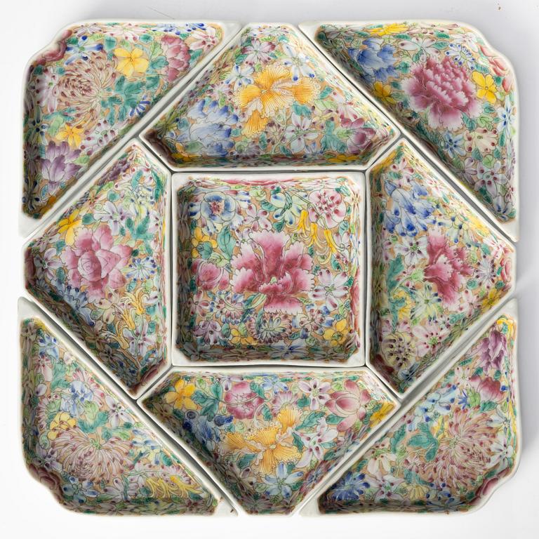 Cabaret i schatull, porslin och trä. Kina, 1900-tal.