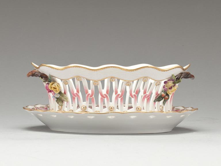 GALLERSKÅL MED FAT,  porslin, sk "Julian-Marie-porslin" Royal Copenhagen. Omkring 1900.