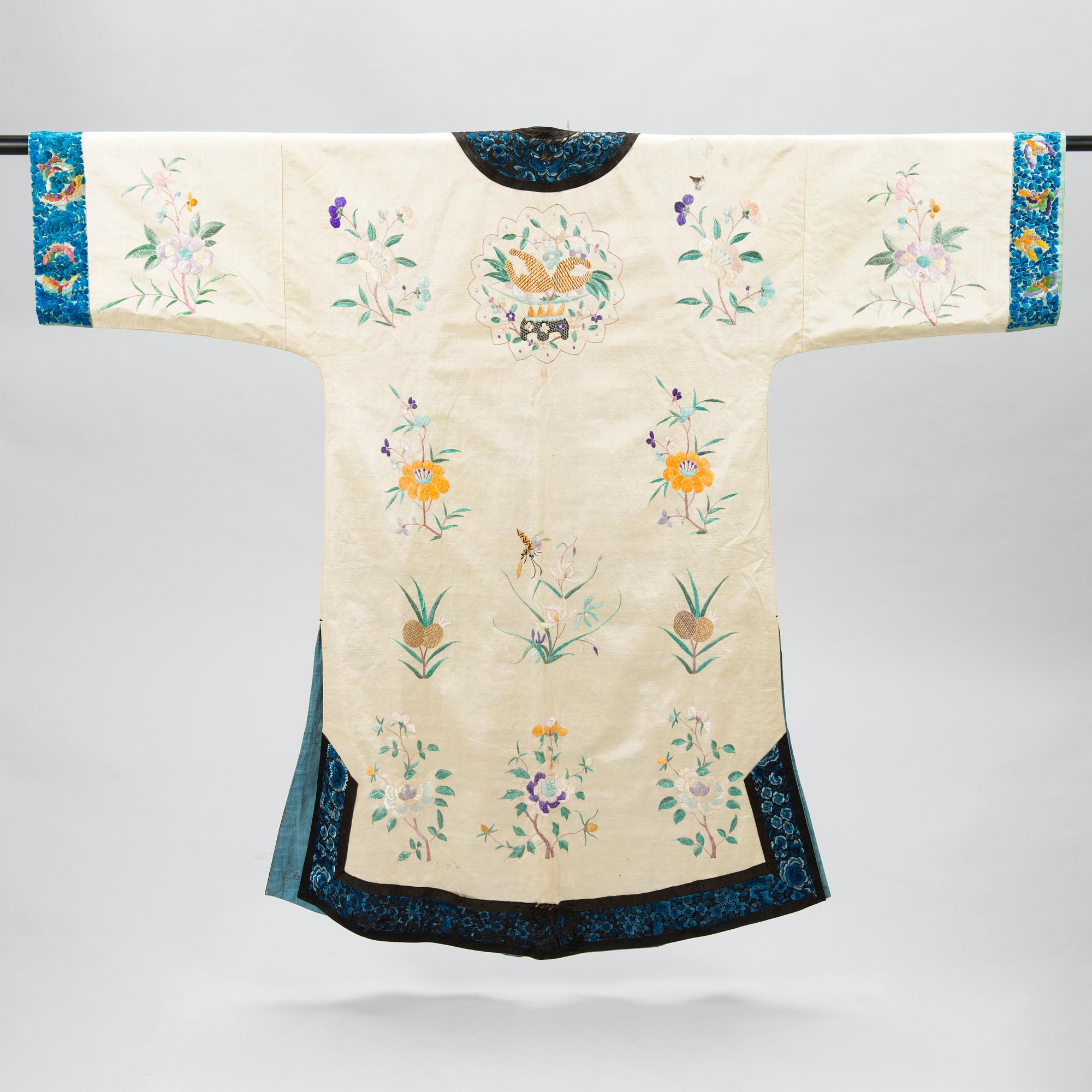 TAKKI, kirjailtua silkkiä, Kiina 1900-luku.