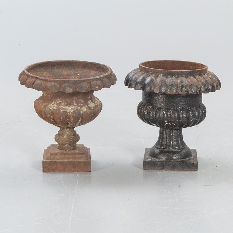 Trädgårdsurnor, 2 st, 1900-talets första hälft, gjutjärn.