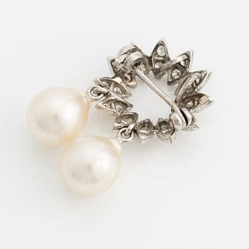 Brosch/hänge 18K vitguld med åttkantslipade diamanter och odlade droppformade pärlor.