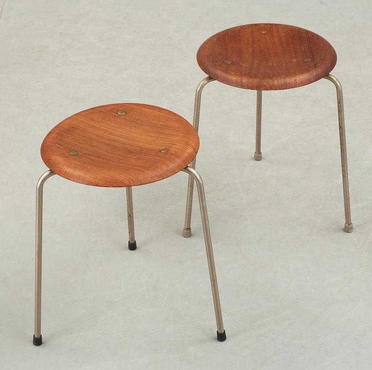 PALLAR, ett par, design Arne Jacobsen, för Fritz Hansen, Danmark. Tidig modell, brännstämplade undertill.