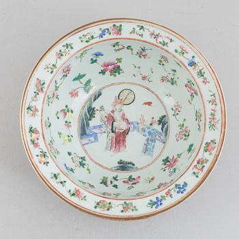 A porcelain bowl/wash basin, China, late Qing dynasty.