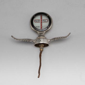 KYLARPRYDNAD, med termormeter, Automobilfirman Standard Halmstad import, 1900-talets första hälft.
