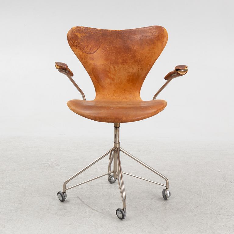 Arne Jacobsen, skrivbordsstol, "Sjuan", Fritz Hansen, Danmark.