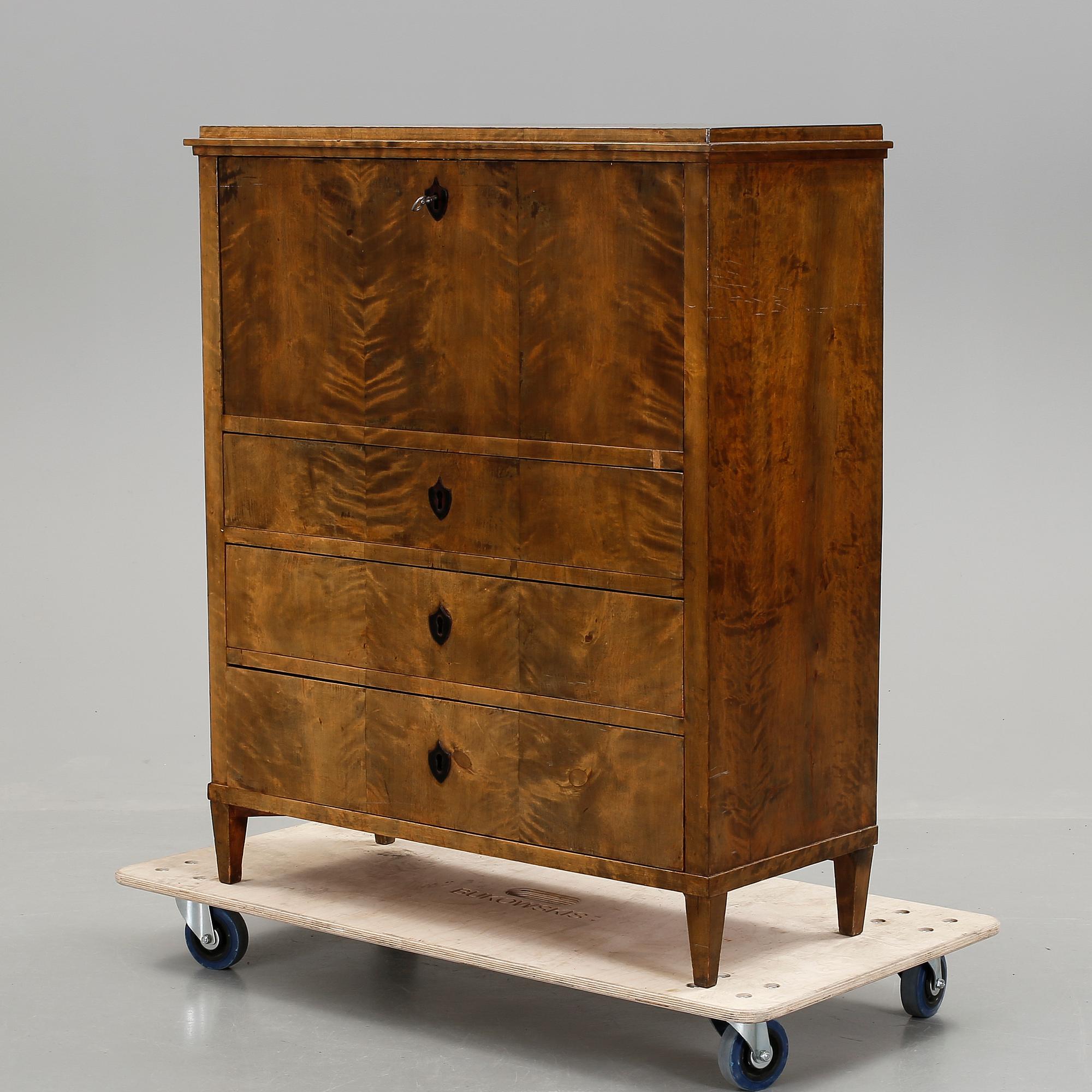 CHIFFONJE, omkring 1800-talets mitt.