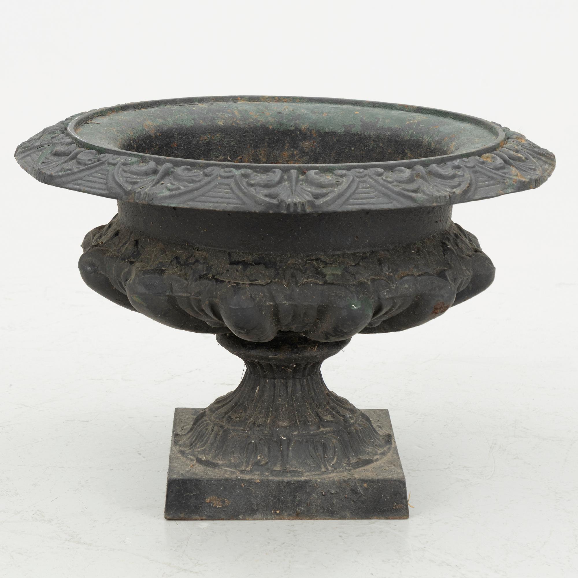 A garden urn, first half of the 20th century.