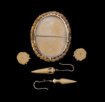 BROSCH samt ÖRHÄNGEN, lavasten och 14 k guld, 1800-tal, Italien.