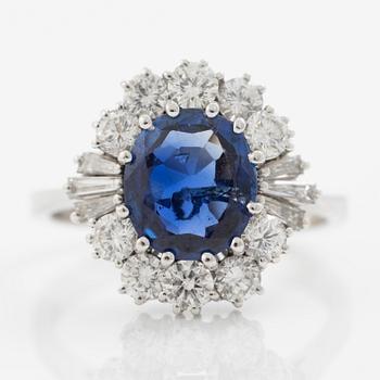 Ring in 18K white gold set with a faceted sapphire and round brilliant-cut and modified baguette-cut diamonds.