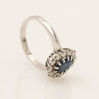 Ring, 18k vitguld med briljantslipade diamanter och safir.