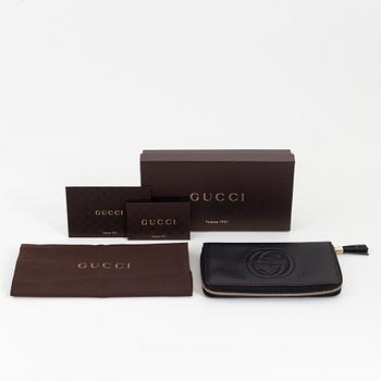 Gucci, a wallet.