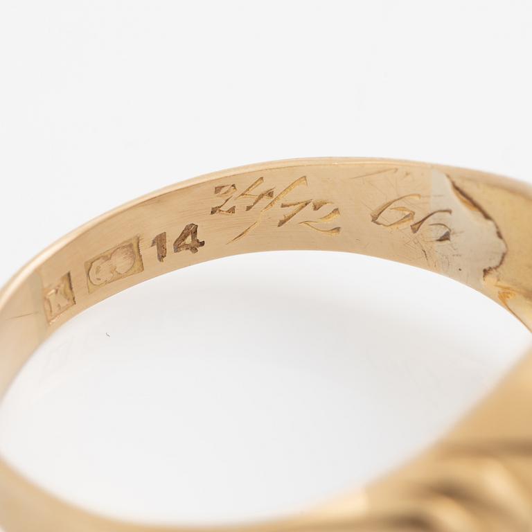 Ring 18K gold with white synthetic spinel.