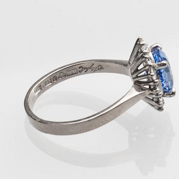RING, 18 k vitguld med safir ca 2.50 ct. Tillverkad av Stigbert, Heribert Engelbert, Stockholm, 1986. Vikt ca 4,5 g.