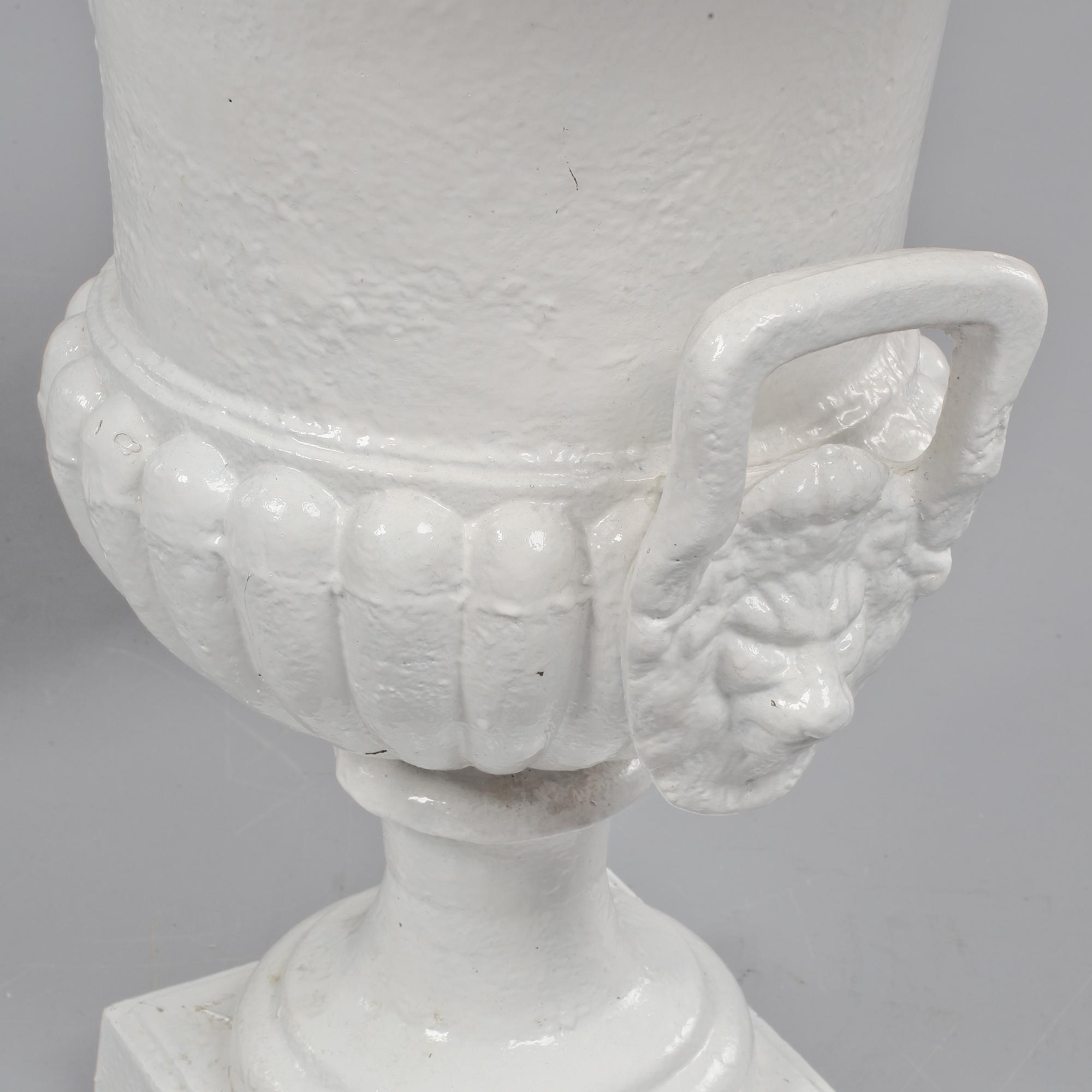 TRÄDGÅRDSURNOR, ett par, gjutjärn, 1900-tal.