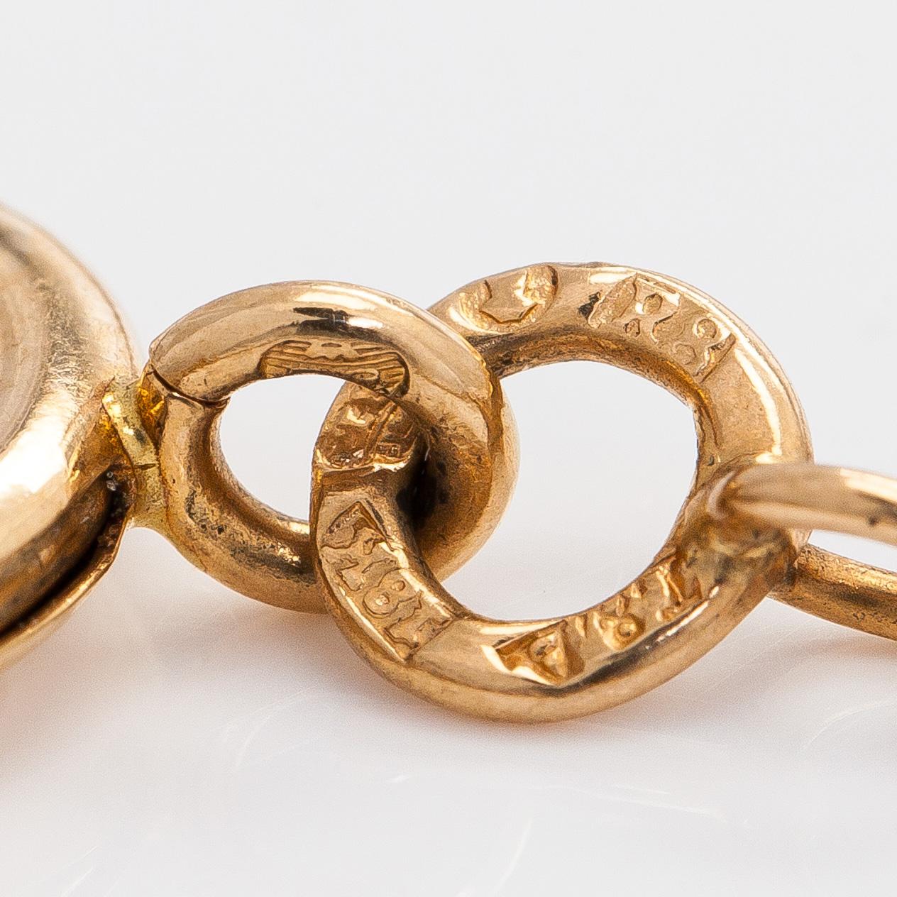An 18K gold qatch chain.