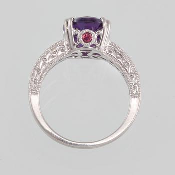 RING, 14K guld med ovalslipad ametist samt åtta briljantslipade diamanter. Vikt 4,6 gram.