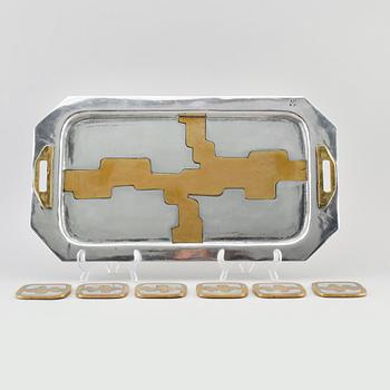 BRICKA SAMT UNDERLÄGG, 6 st, mässing och metall, David Marshall, Spanien, 1900-talets andra hälft.