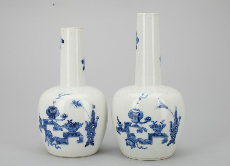 VASER ett par, porslin, Kina 1900-tal.