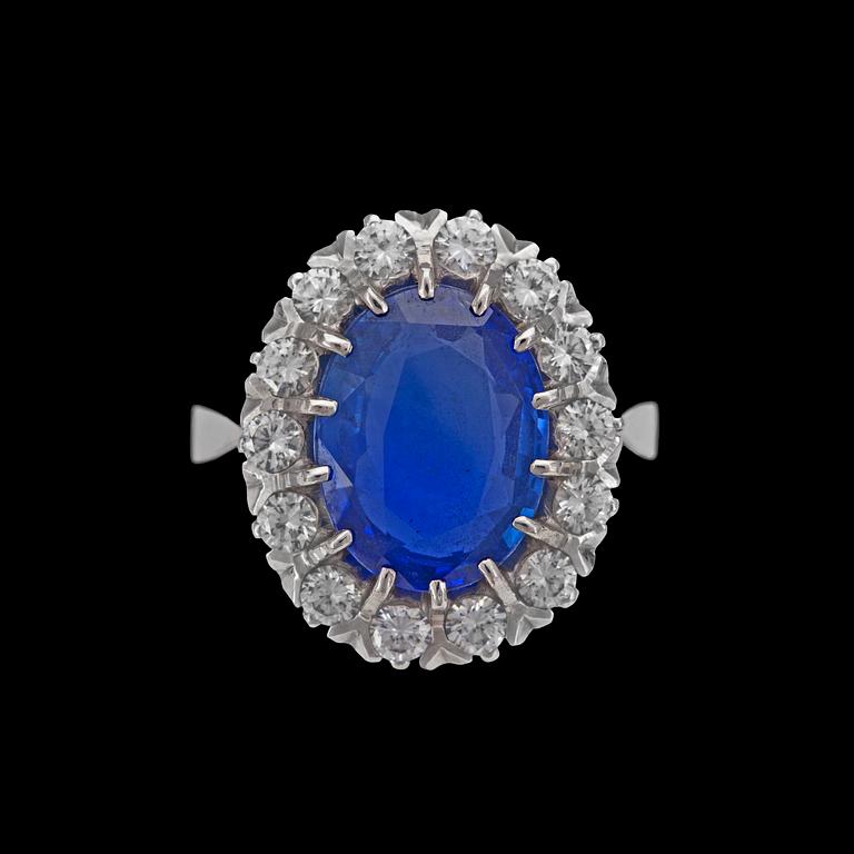 A blue Ceylon sapphire, 5.41 cts, and brilliant cut diamond ring, tot. 1.13 cts.