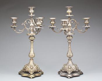 KANDELABRAR, ett par, nysilver. Guldsmedsbolaget, Stockholm. Omkring 1900.
