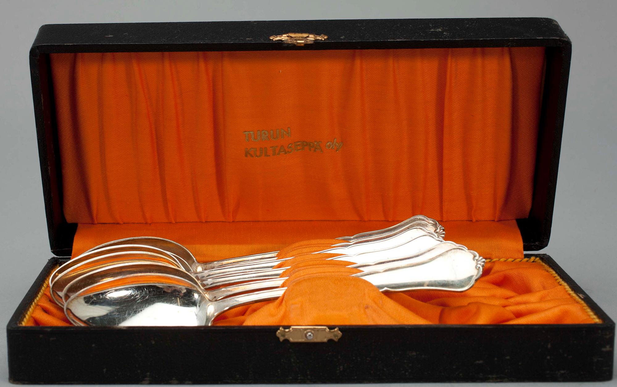 BORDSBESTICK, silver, Chippendale, 12+12+12. Auran Kultaseppä, Åbo 1961.