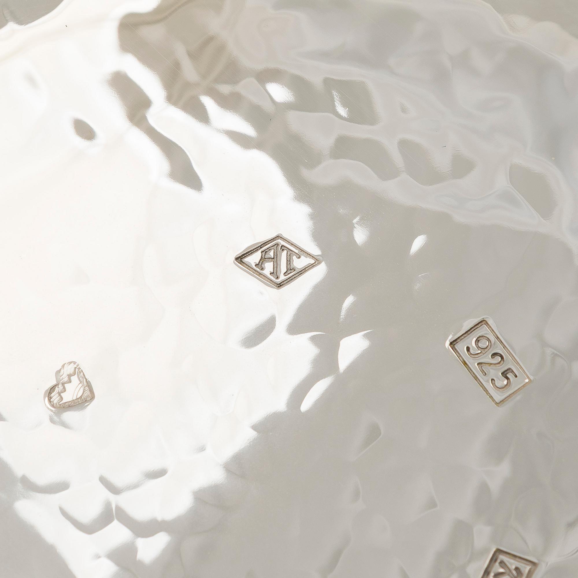 A. Tillander, skål, sterlingsilver och emalj. Helsingfors 2005.