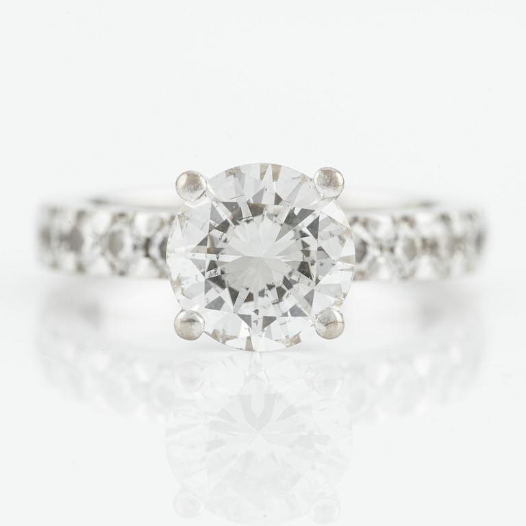 Ring in 18K white gold with a round brilliant-cut diamond approximately 1.75 cts.