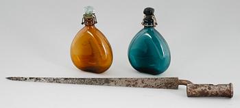 FLASKOR, 2 st, brunt och grönt glas, 1800-tal samt BAJONETT.