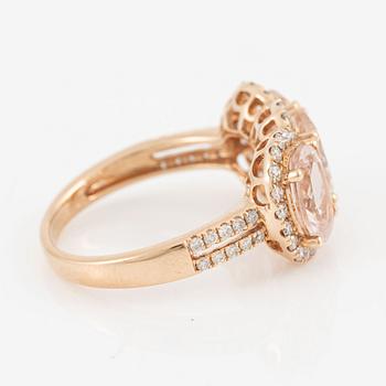 Ring, with oval morganites and brilliant-cut diamonds.