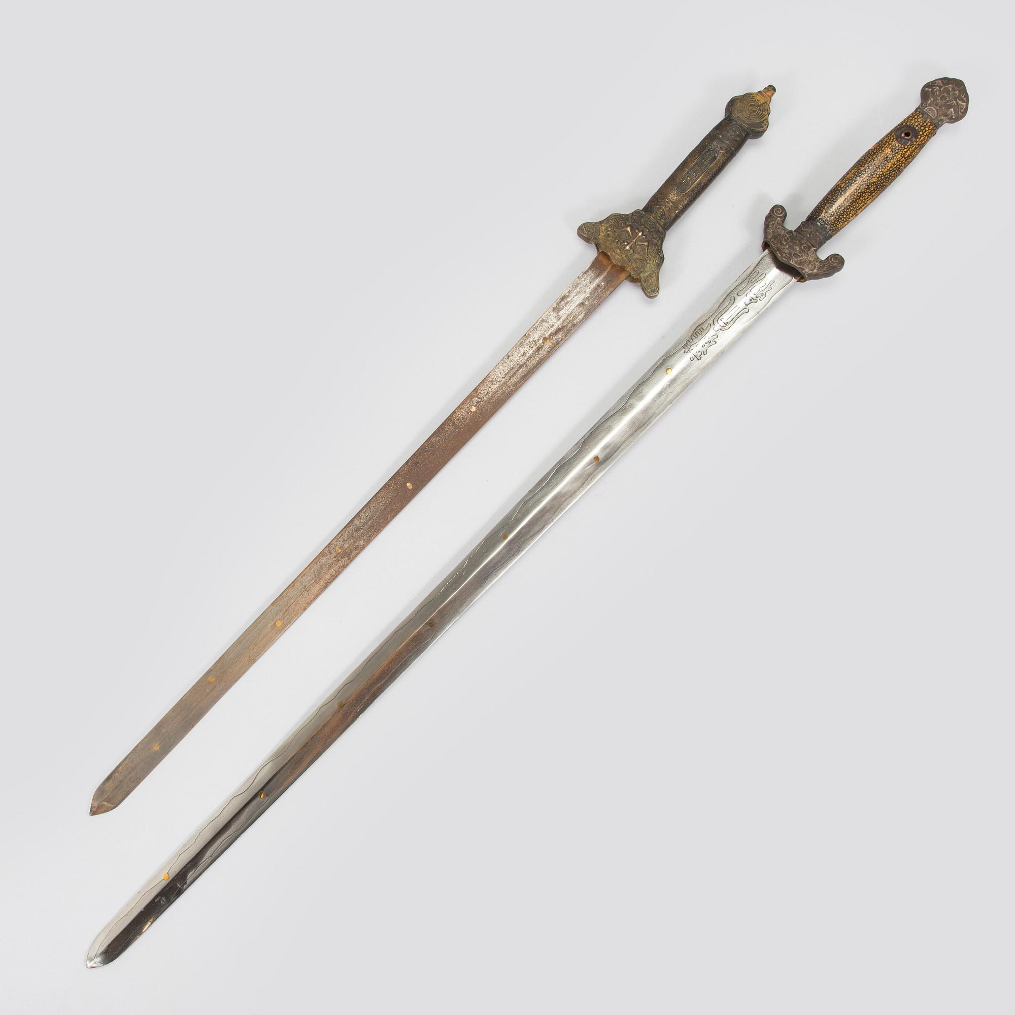 Seremonialliset miekat, 2 kpl. Todennäköisesti Qing-dynastia.