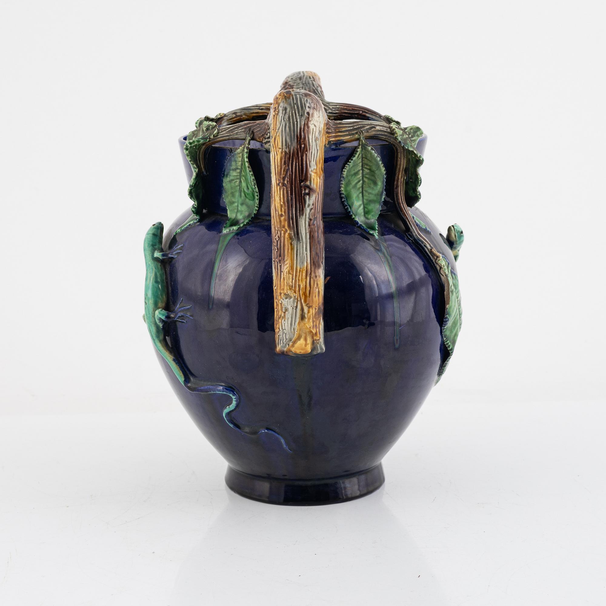 A ceramic urn, late 19th century.