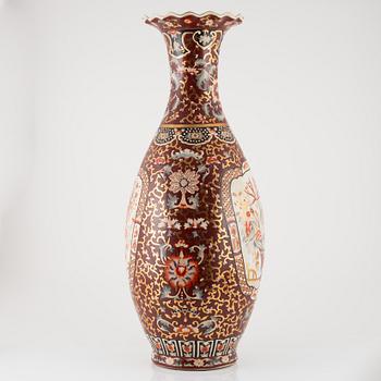 A large Japanese vase, 20th century.