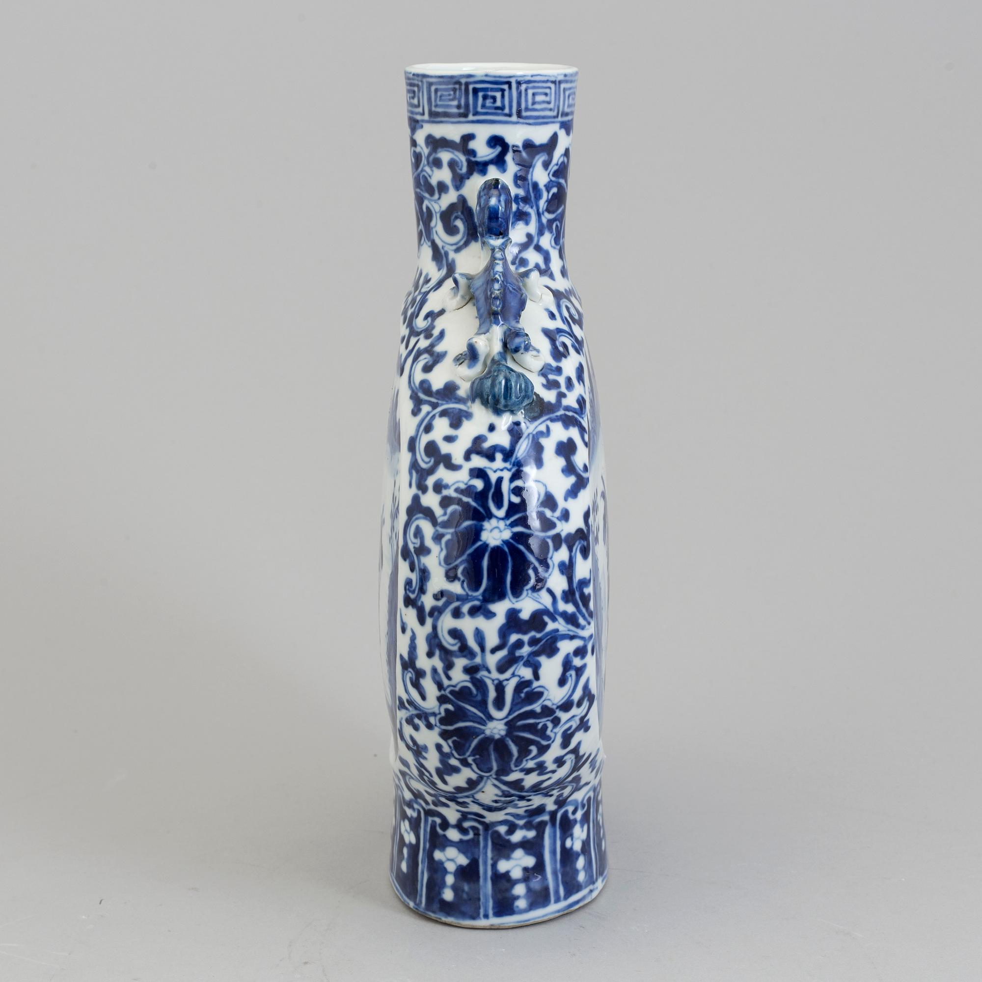 A blue and white porcelain moon flask, Qing dynasty, late 19th century.
