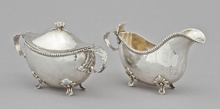 GRÄDDSNIPA och SOCKERSKÅL, silver, rokokostil, importstämplar, 1900-talets mitt. Tot v 485 g.