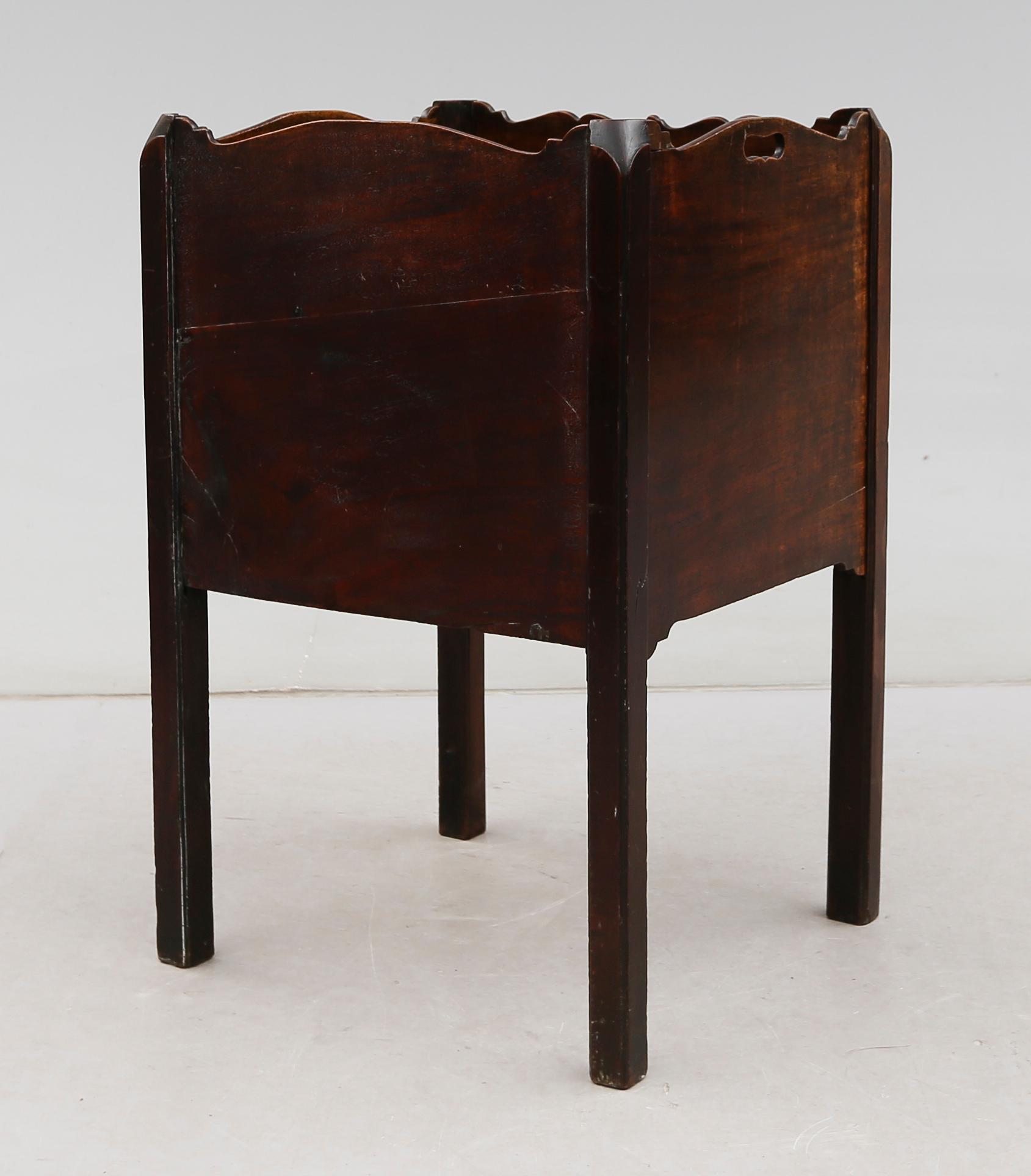 POTTSKÅP, England, 1800-tal.
