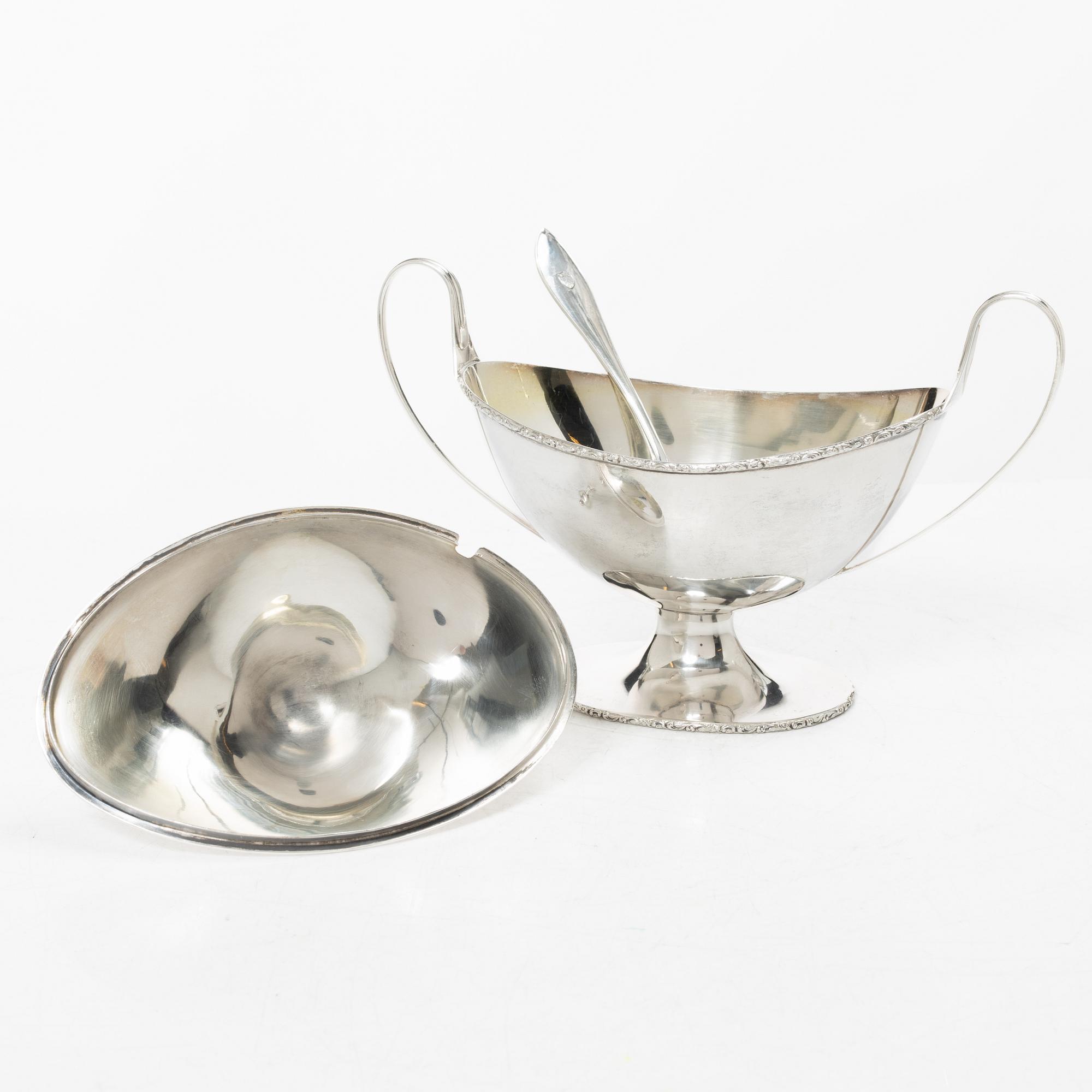 Firma Carl Fredrik Carlman, sockerskål med lock samt strösked, silver, Stockholm 1919.