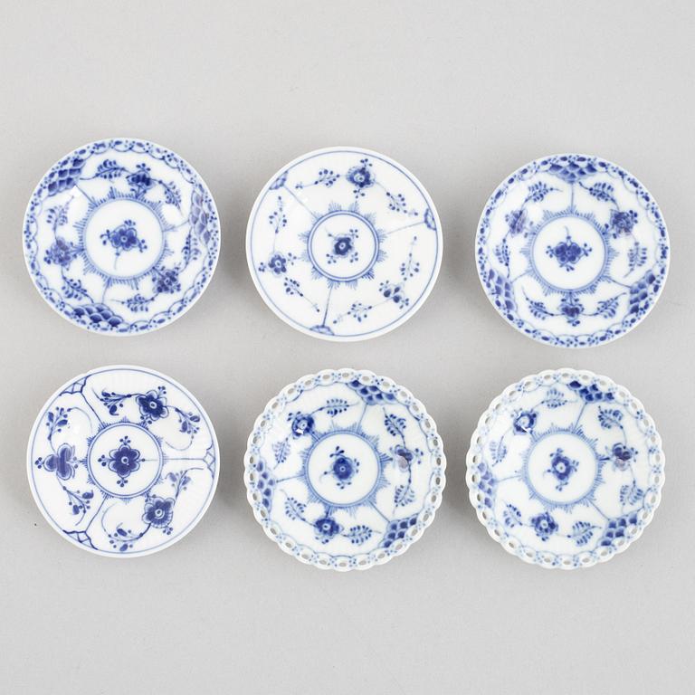 Six small dishes and a bowl, 'Blue Fluted' / 'Musselmalet', porcelain, Royal Copenhagen, 1898-1923 and later.