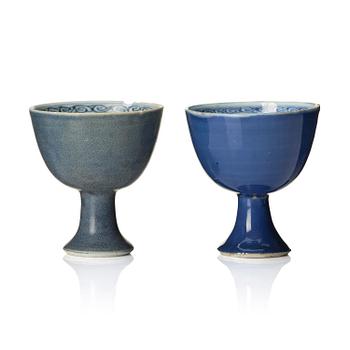 864. A set of two underglaze blue stem cups, 'Hatcher Cargo', 17th century.