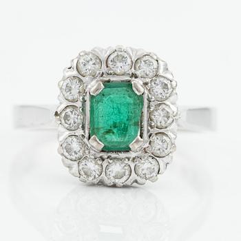 Ring, 18K white gold with emerald and brilliant-cut diamonds.