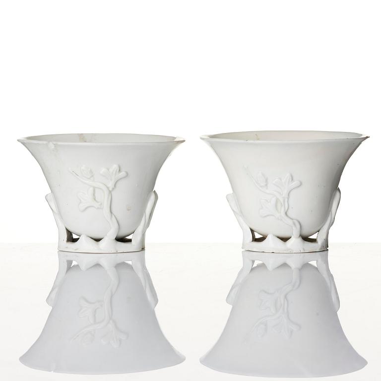 Vas, samt koppar, tre stycken, blanc de chine. Qingdynastin, 1700-tal.