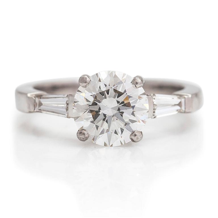 Ring, platina, med briljantslipad diamant ca 1.80 ct och trapetsslipade diamanter ca 0.10 ct totalt. Med SJL-intyg.