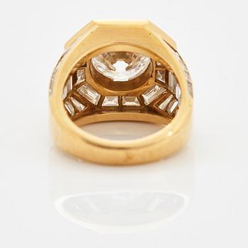 An 18K gold ring set with a round brilliant-cut diamond 3.01 cts.